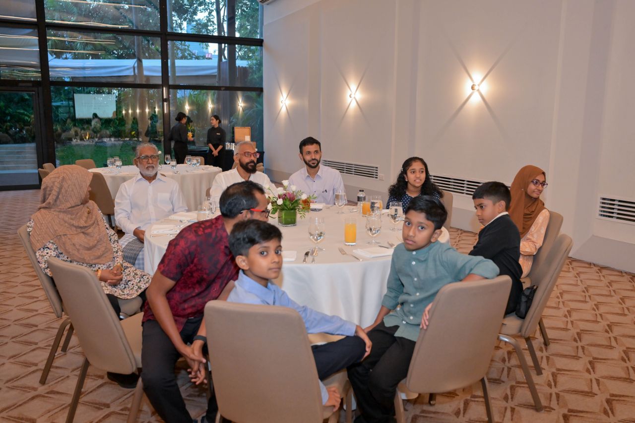 ވަން ފޮޓޯ: ސިންގަޕޫރުގައި ދިރިއުޅޭ ދިވެހީންނާ ރައީސް ބައްދަލުކުރެއްވުން