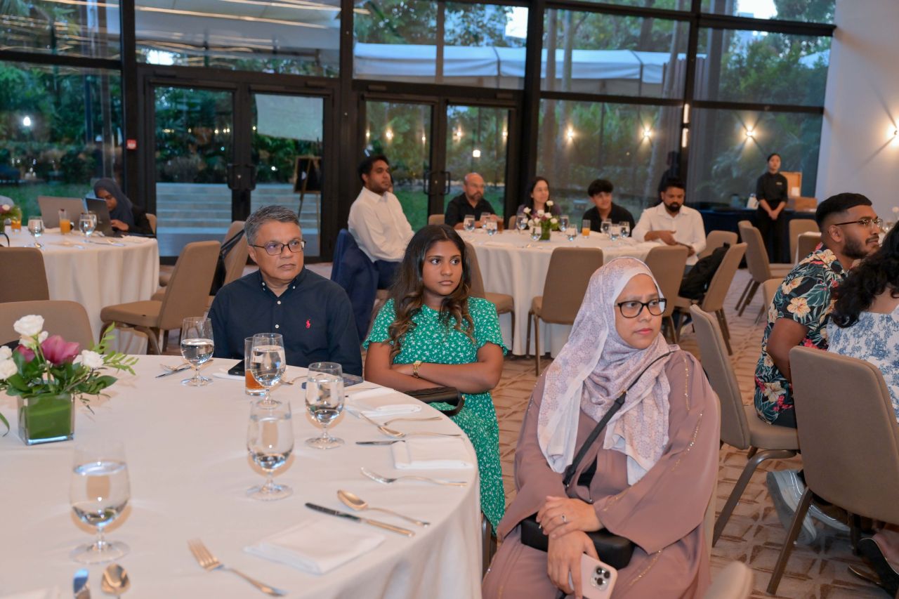 ވަން ފޮޓޯ: ސިންގަޕޫރުގައި ދިރިއުޅޭ ދިވެހީންނާ ރައީސް ބައްދަލުކުރެއްވުން