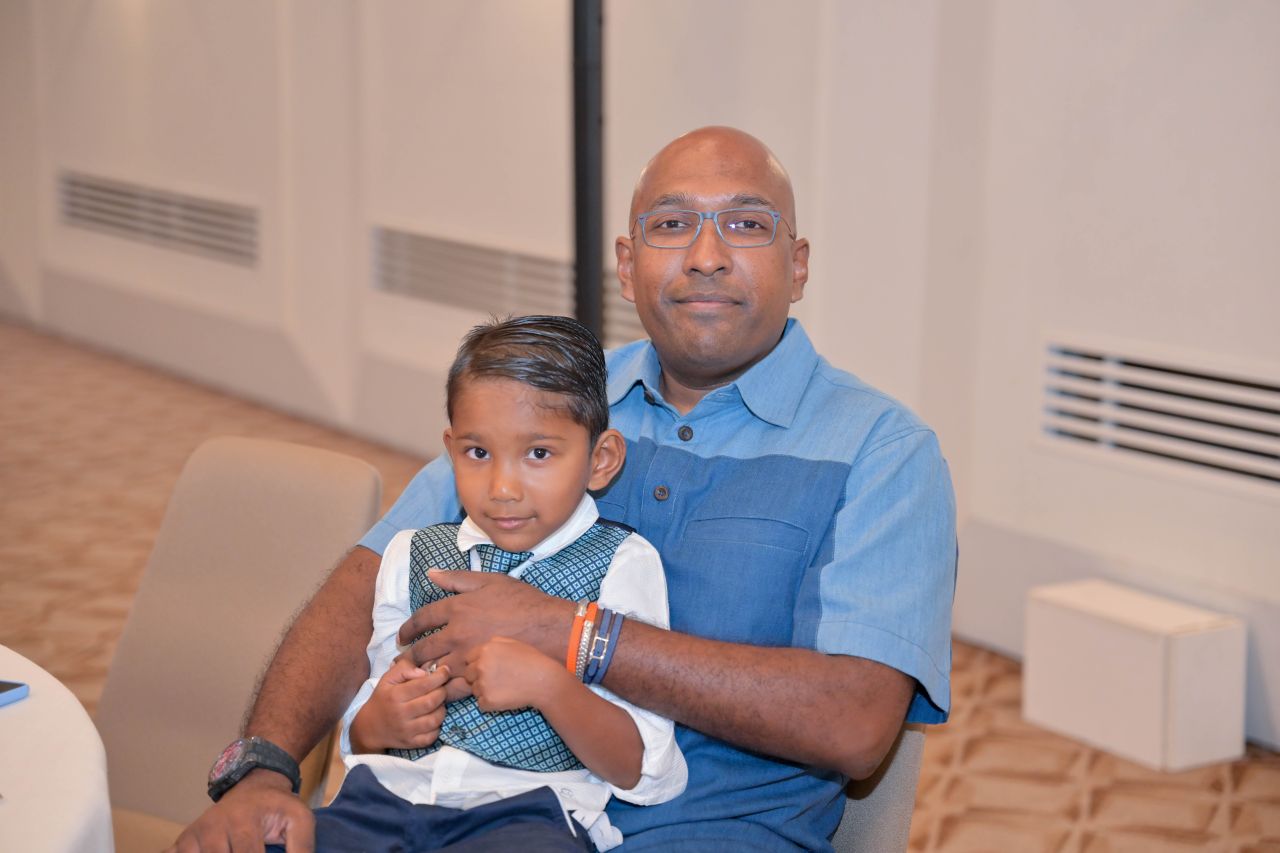 ވަން ފޮޓޯ: ސިންގަޕޫރުގައި ދިރިއުޅޭ ދިވެހީންނާ ރައީސް ބައްދަލުކުރެއްވުން