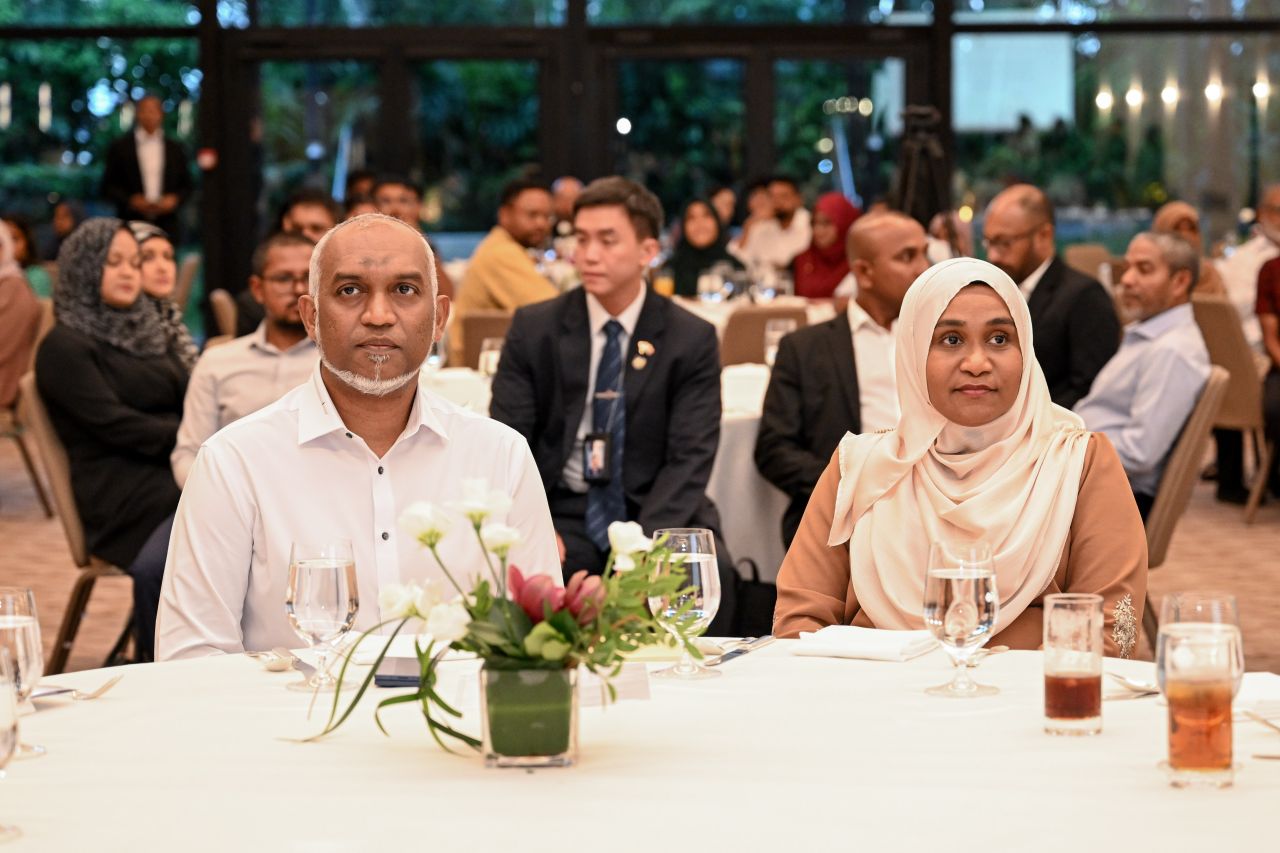ވަން ފޮޓޯ: ސިންގަޕޫރުގައި ދިރިއުޅޭ ދިވެހީންނާ ރައީސް ބައްދަލުކުރެއްވުން