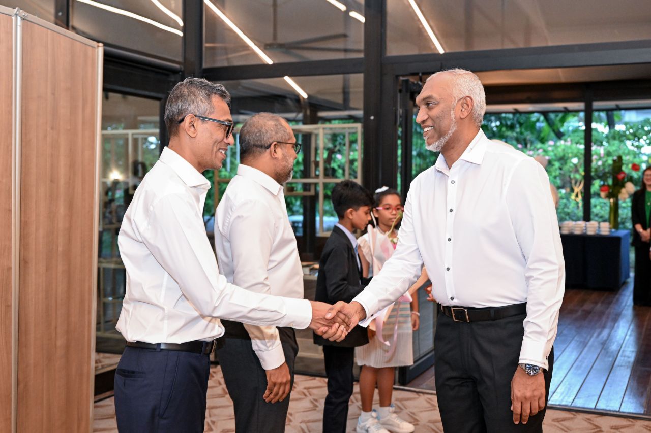 ވަން ފޮޓޯ: ސިންގަޕޫރުގައި ދިރިއުޅޭ ދިވެހީންނާ ރައީސް ބައްދަލުކުރެއްވުން