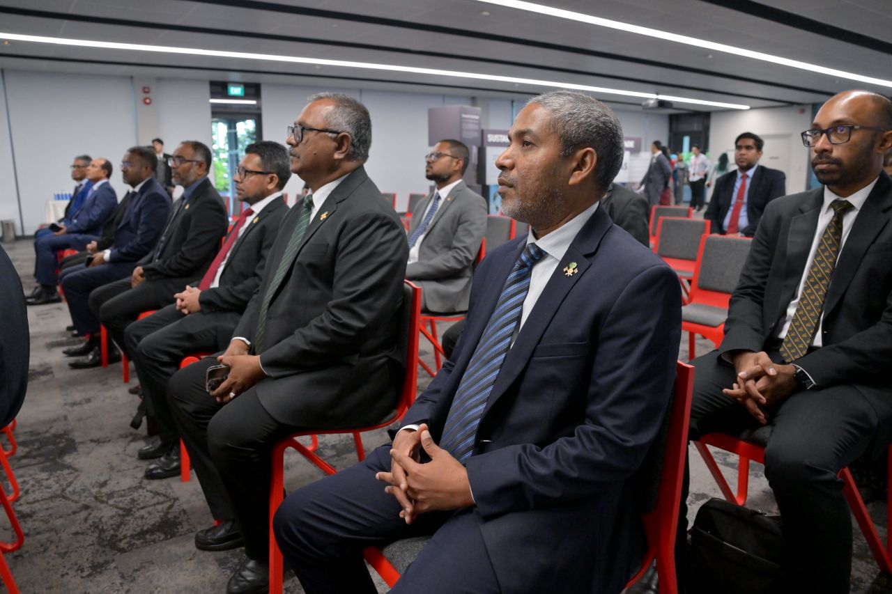 ފޮޓޯ: ސިންގަޕޫރުގެ ޓުއަސް ޕޯޓަށް ރައީސް ޒިޔާރަތްކުރެއްވުން