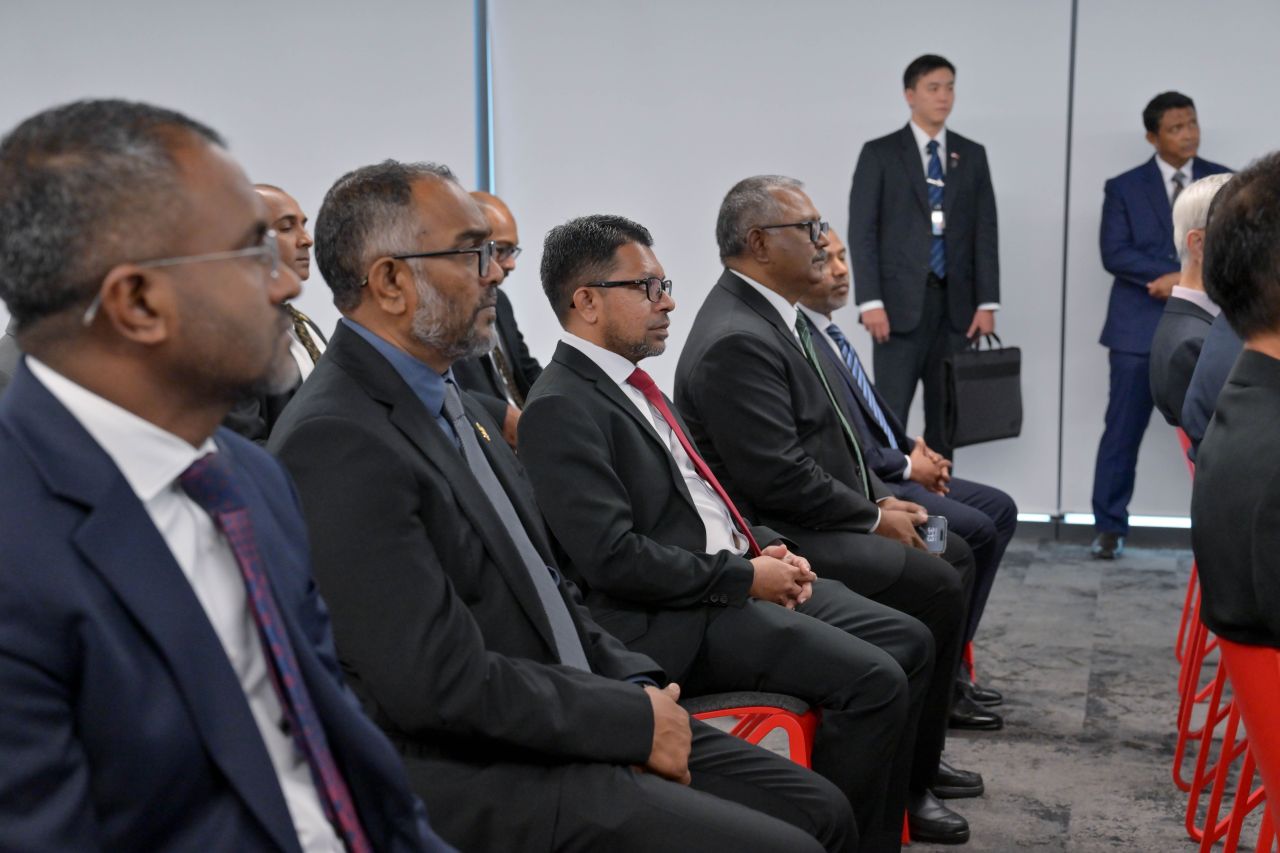 ފޮޓޯ: ސިންގަޕޫރުގެ ޓުއަސް ޕޯޓަށް ރައީސް ޒިޔާރަތްކުރެއްވުން