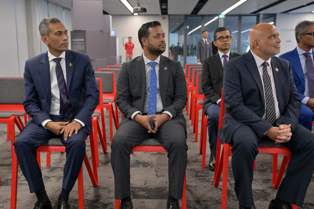 ފޮޓޯ: ސިންގަޕޫރުގެ ޓުއަސް ޕޯޓަށް ރައީސް ޒިޔާރަތްކުރެއްވުން