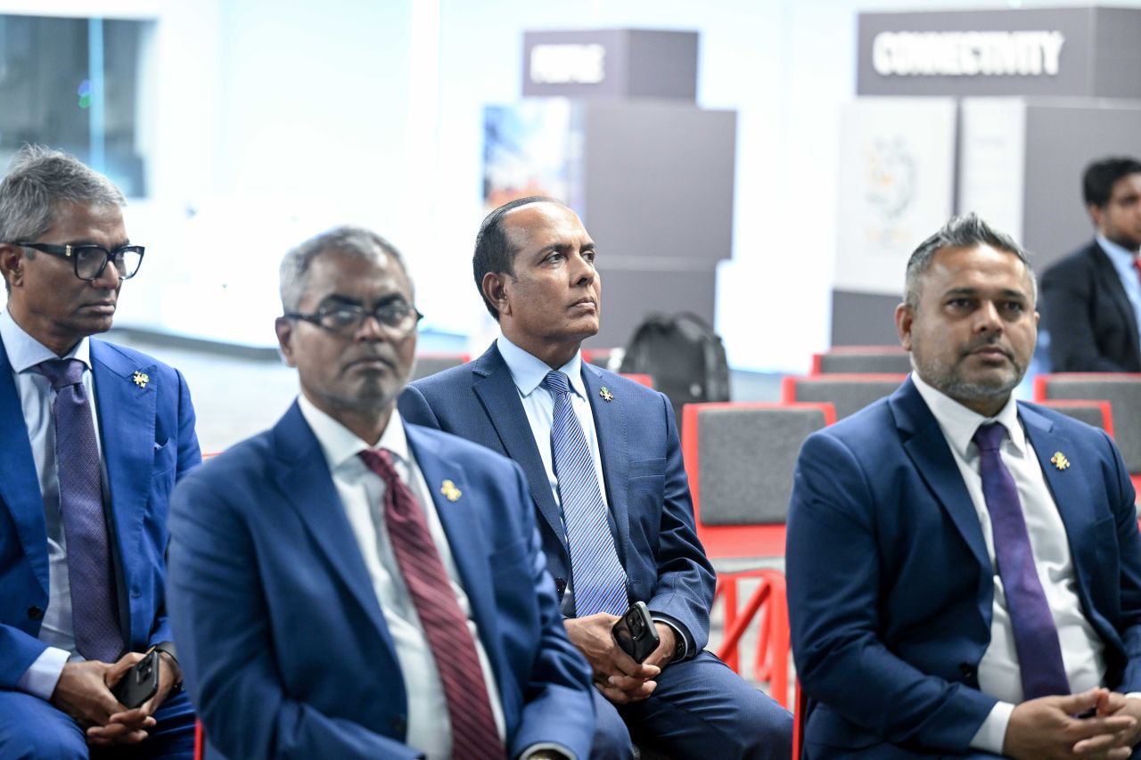 ފޮޓޯ: ސިންގަޕޫރުގެ ޓުއަސް ޕޯޓަށް ރައީސް ޒިޔާރަތްކުރެއްވުން