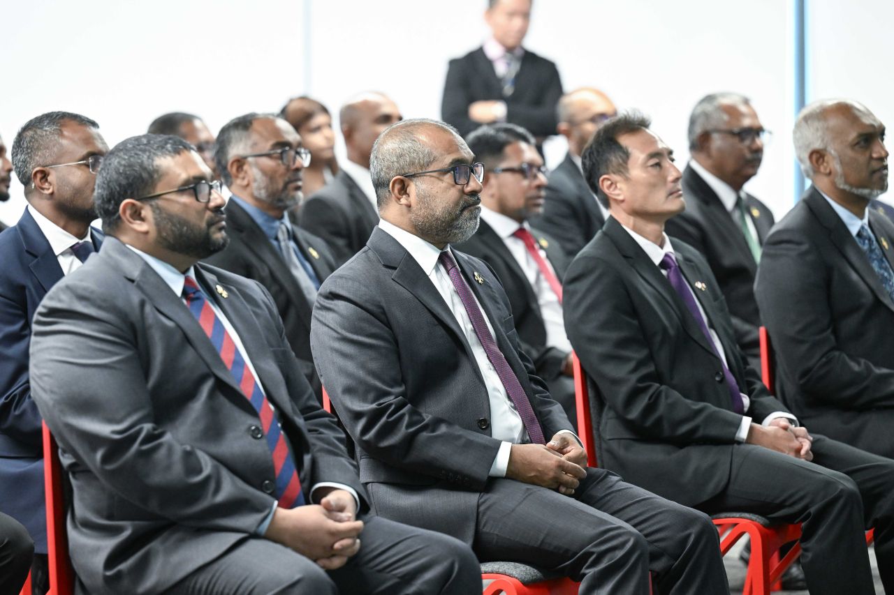 ފޮޓޯ: ސިންގަޕޫރުގެ ޓުއަސް ޕޯޓަށް ރައީސް ޒިޔާރަތްކުރެއްވުން