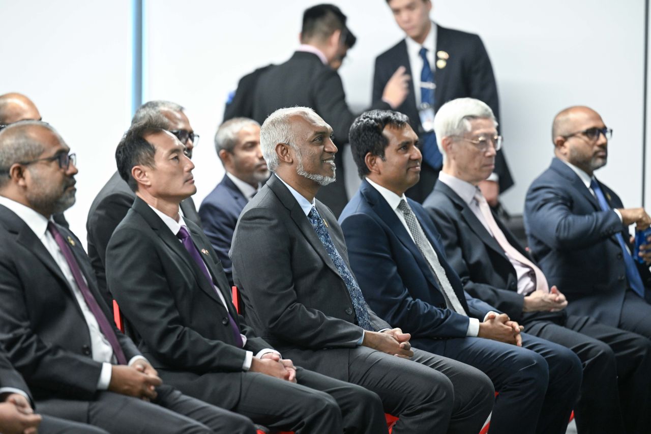 ފޮޓޯ: ސިންގަޕޫރުގެ ޓުއަސް ޕޯޓަށް ރައީސް ޒިޔާރަތްކުރެއްވުން