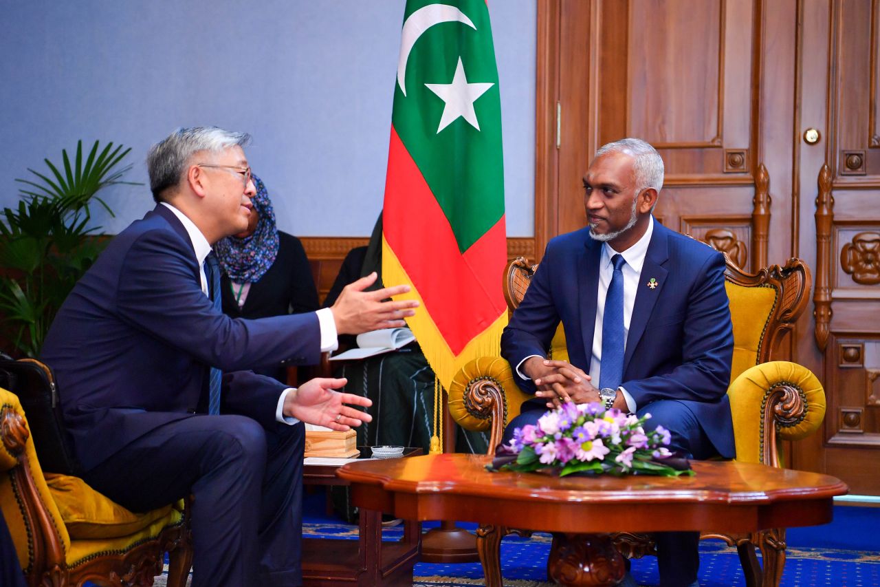 America ge minivan dhuvahuge thahuniyaa Raees fonuvvaifi