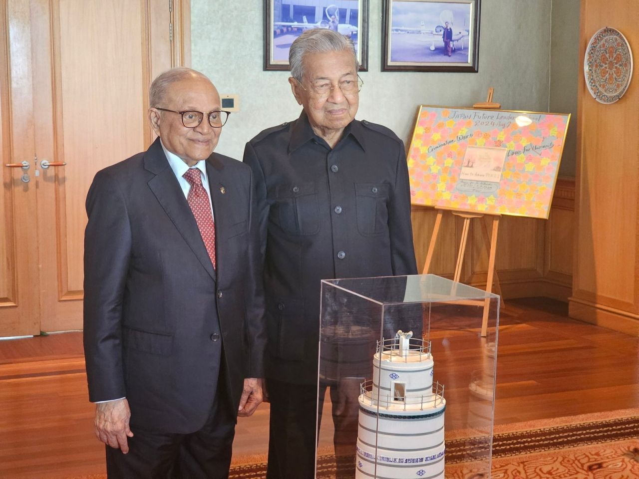 Mahaathir ge ufandhuvahuge hadhiyaa akah Maumoon hadhiyaa kurevvee hukuru miskithuge model eh 