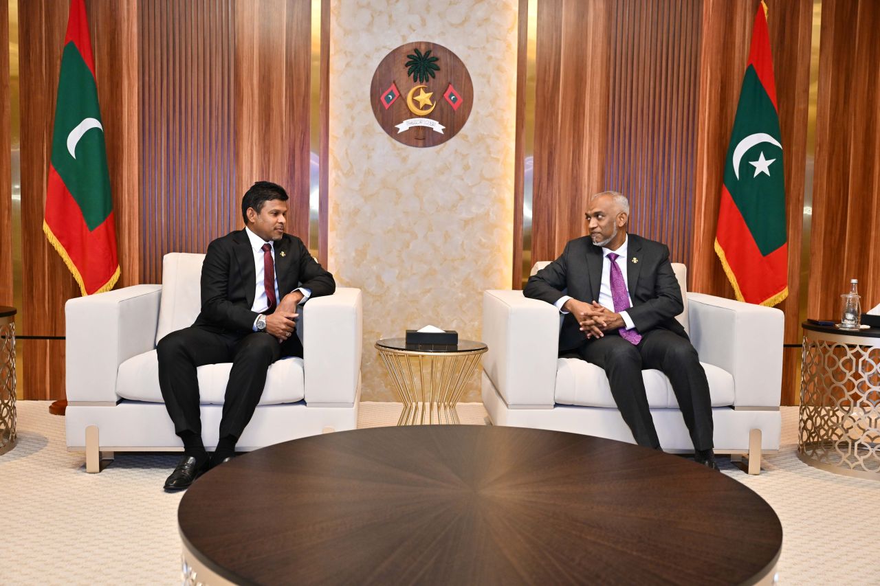 ފޮޓޯ: ރައީސް މުއިއްޒު، އިނގިރޭސިވިލާތަށް ފުރާވަޑައިގެންނެވުން