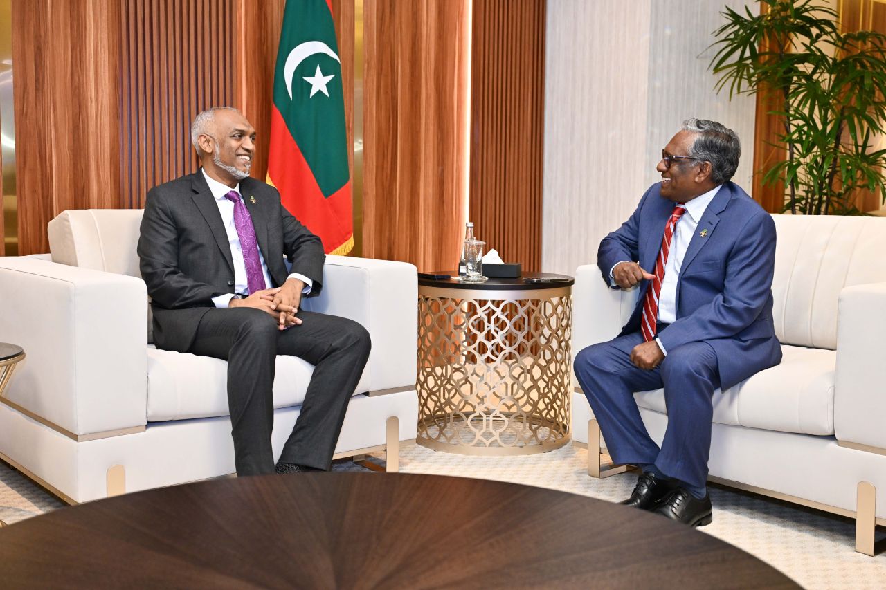 ފޮޓޯ: ރައީސް މުއިއްޒު، އިނގިރޭސިވިލާތަށް ފުރާވަޑައިގެންނެވުން