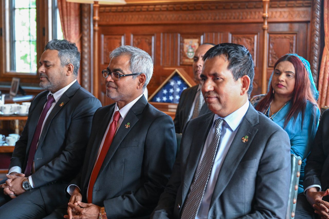ފޮޓޯ: ރައީސް މުއިއްޒު، އިނގިރޭސިވިލާތުގެ ހައުސް އޮފް ކޮމަންސްގެ ސްޕީކާއާ ބައްދަލުކުރެއްވުން