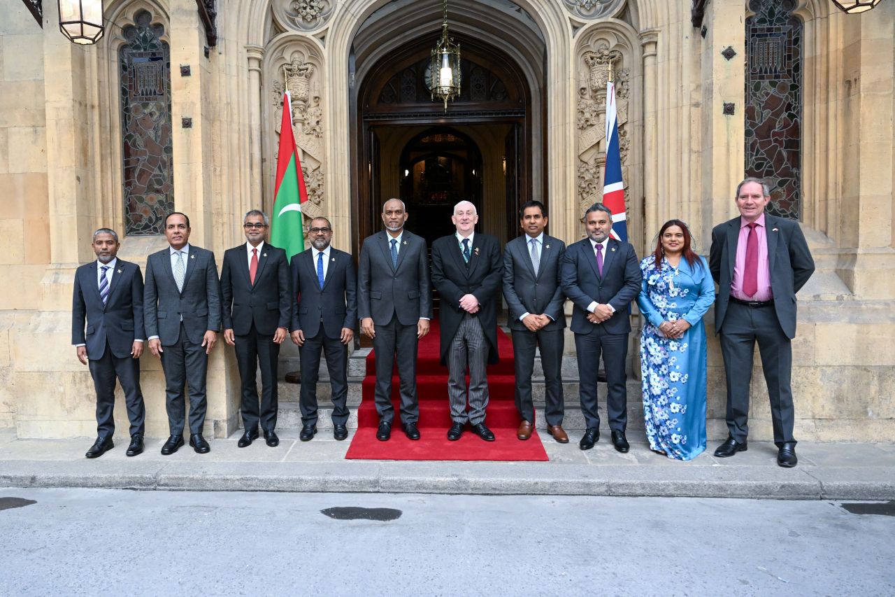 ފޮޓޯ: ރައީސް މުއިއްޒު، އިނގިރޭސިވިލާތުގެ ހައުސް އޮފް ކޮމަންސްގެ ސްޕީކާއާ ބައްދަލުކުރެއްވުން