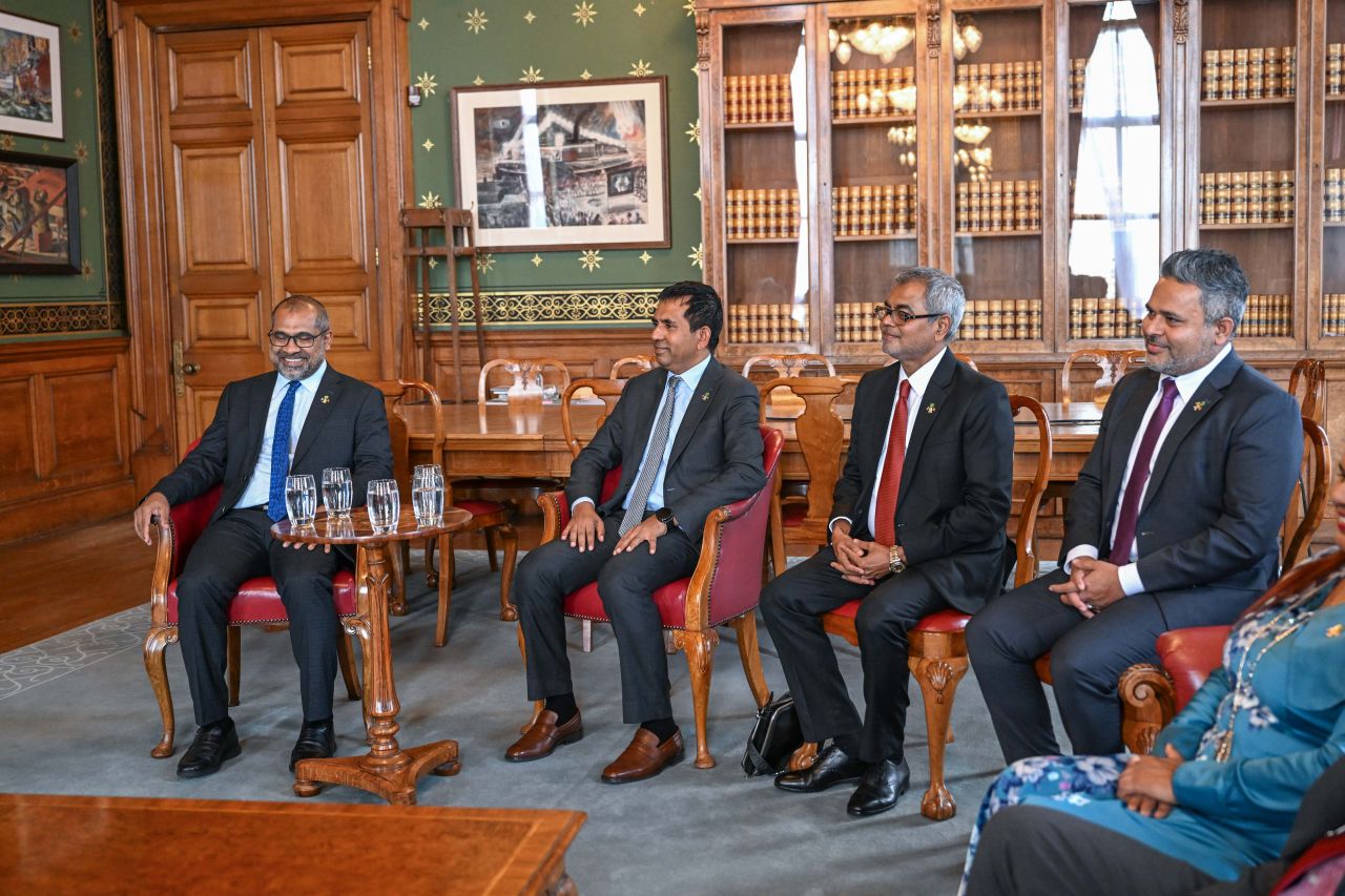 ފޮޓޯ: ރައީސް މުއިއްޒު، އިނގިރޭސިވިލާތުގެ ފޮރިން ސެކްރެޓަރީއާ ބައްދަލުކުރެއްވުން