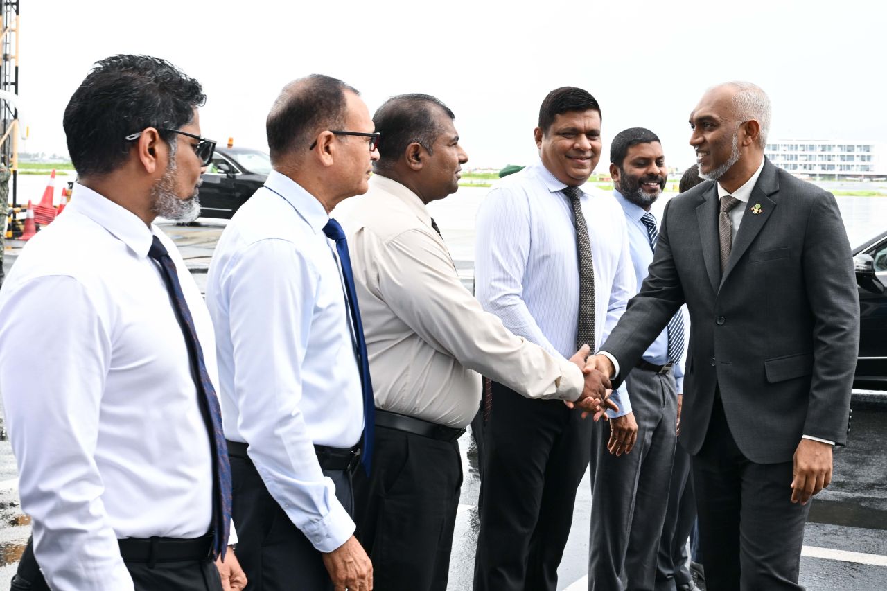 ފޮޓޯ: ރައީސް، އިނގިރޭސިވިލާތަށް ކުރެއްވި ދަތުރުފުޅަށްފަހު ރާއްޖެ ވަޑައިގަތުން