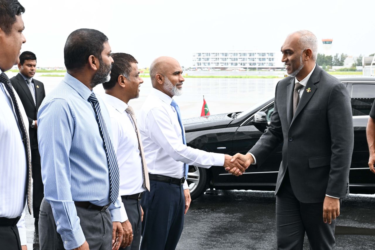 ފޮޓޯ: ރައީސް، އިނގިރޭސިވިލާތަށް ކުރެއްވި ދަތުރުފުޅަށްފަހު ރާއްޖެ ވަޑައިގަތުން