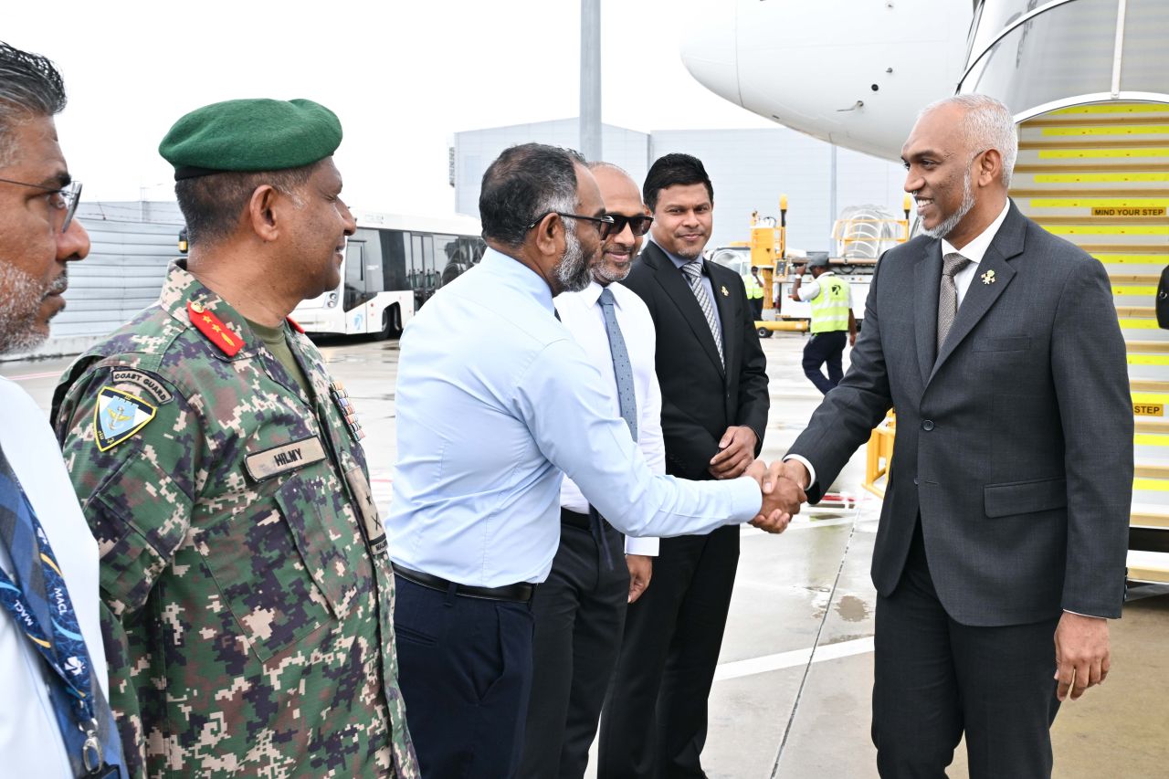 ފޮޓޯ: ރައީސް، އިނގިރޭސިވިލާތަށް ކުރެއްވި ދަތުރުފުޅަށްފަހު ރާއްޖެ ވަޑައިގަތުން