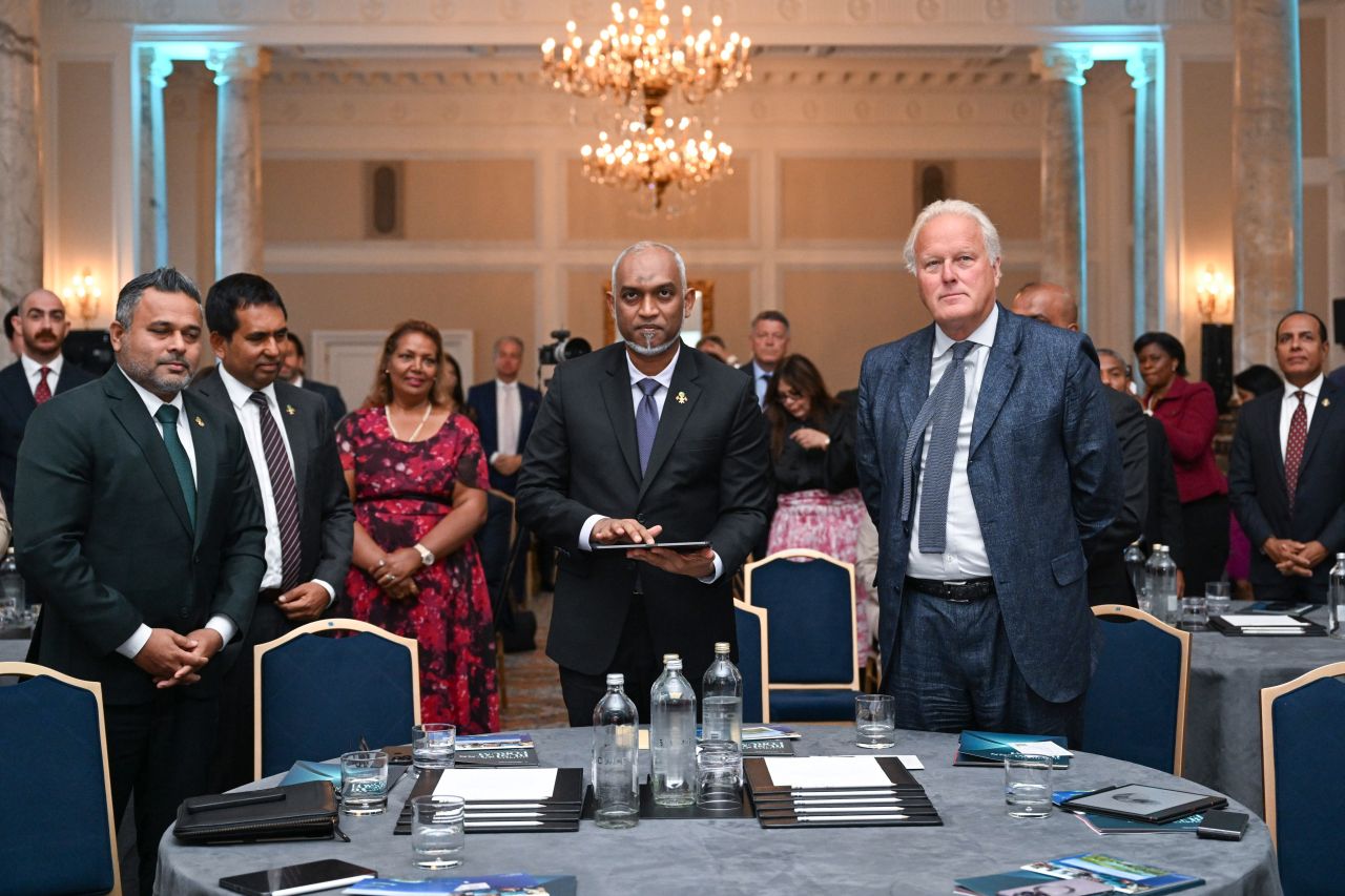 ފޮޓޯ: ރައީސް މުއިއްޒު، މޯލްޑިވްސް-ޔޫކޭ ބިޒްނަސް ފޯރަމްގައި ބައިވެރިވެވަޑައިގަތުން