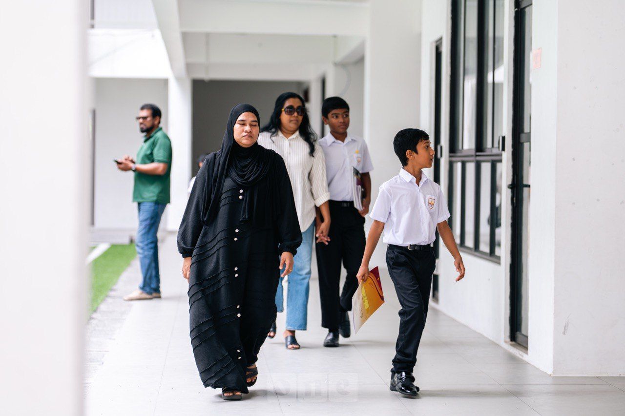 ވަން ފޮޓޯ: ރިޕޯޓް ފޮތް ދީ، ދަރިވަރުން ފުރަތަމަ ޓާމް ޗުއްޓީއަށް