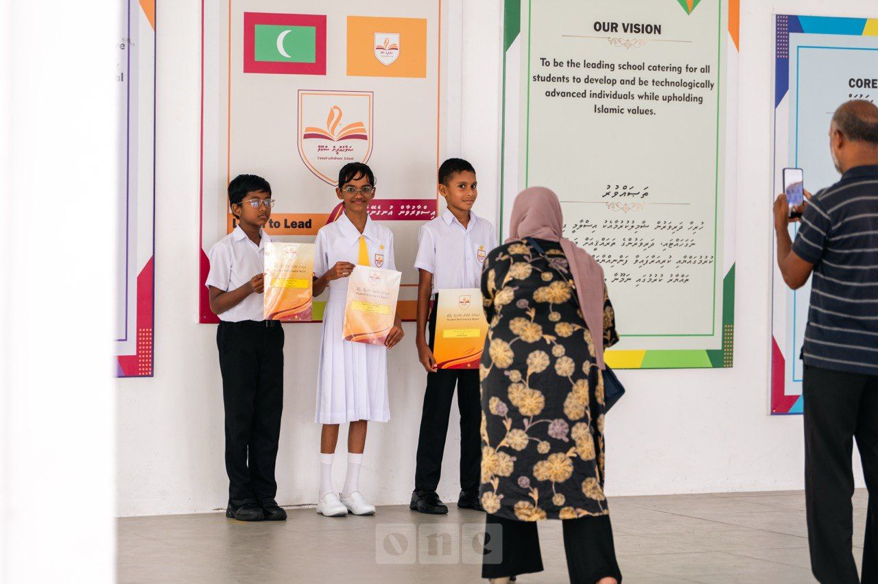 ވަން ފޮޓޯ: ރިޕޯޓް ފޮތް ދީ، ދަރިވަރުން ފުރަތަމަ ޓާމް ޗުއްޓީއަށް