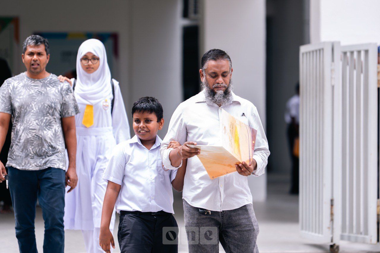 ވަން ފޮޓޯ: ރިޕޯޓް ފޮތް ދީ، ދަރިވަރުން ފުރަތަމަ ޓާމް ޗުއްޓީއަށް