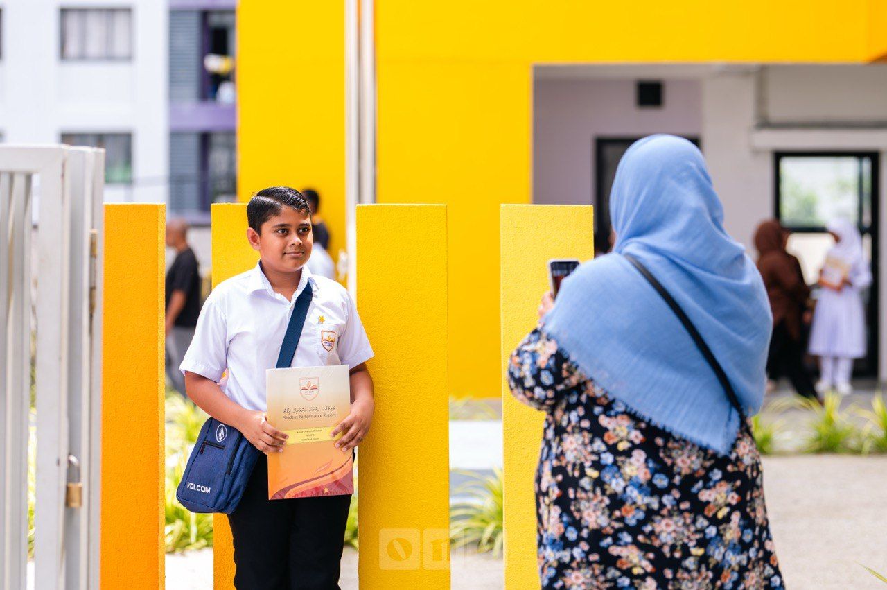 ވަން ފޮޓޯ: ރިޕޯޓް ފޮތް ދީ، ދަރިވަރުން ފުރަތަމަ ޓާމް ޗުއްޓީއަށް