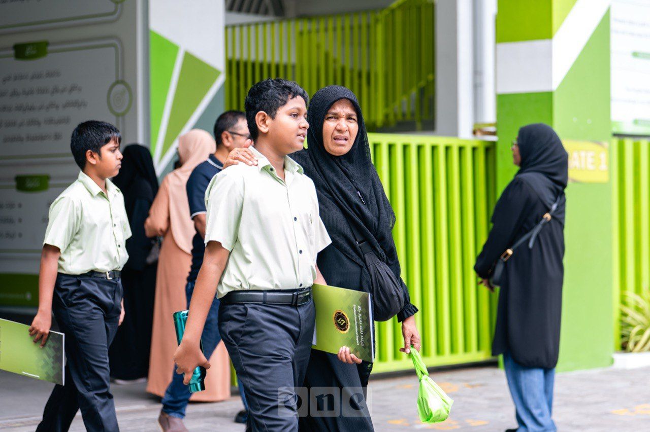 ވަން ފޮޓޯ: ރިޕޯޓް ފޮތް ދީ، ދަރިވަރުން ފުރަތަމަ ޓާމް ޗުއްޓީއަށް