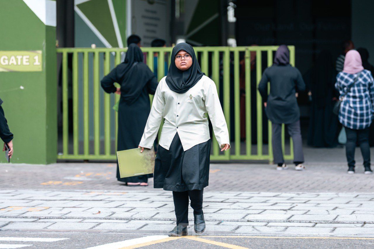 ވަން ފޮޓޯ: ރިޕޯޓް ފޮތް ދީ، ދަރިވަރުން ފުރަތަމަ ޓާމް ޗުއްޓީއަށް