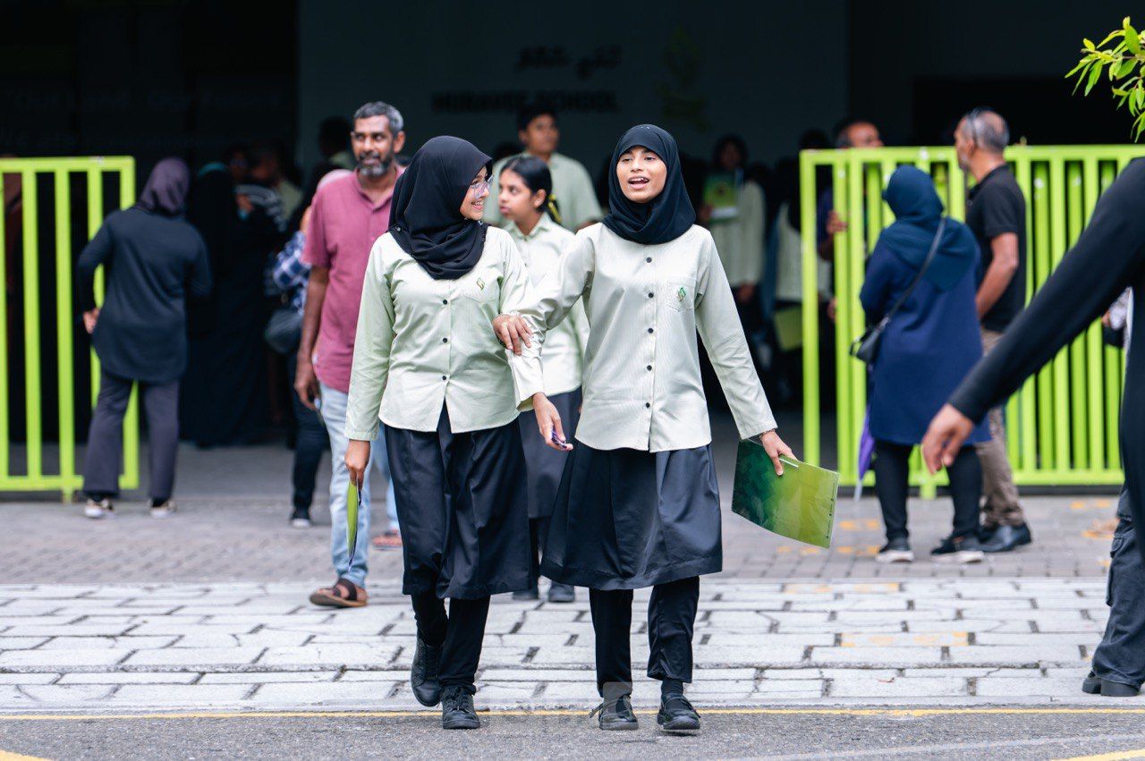 ވަން ފޮޓޯ: ރިޕޯޓް ފޮތް ދީ، ދަރިވަރުން ފުރަތަމަ ޓާމް ޗުއްޓީއަށް