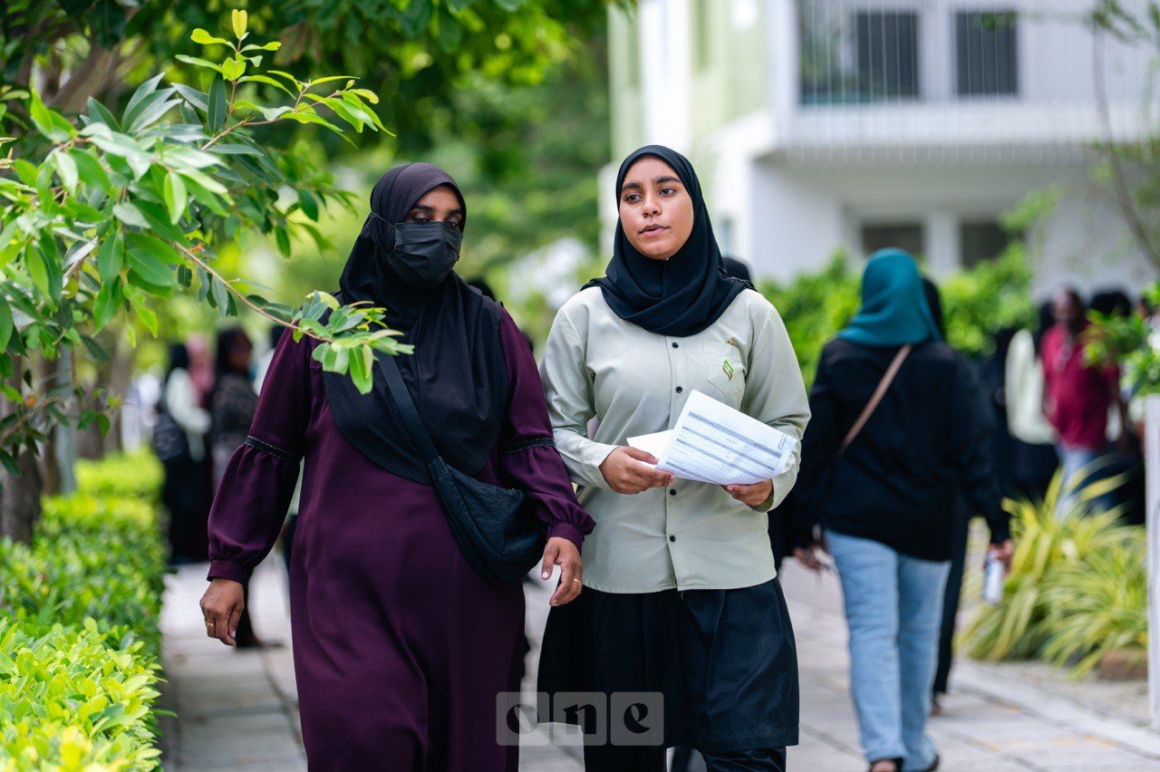 ވަން ފޮޓޯ: ރިޕޯޓް ފޮތް ދީ، ދަރިވަރުން ފުރަތަމަ ޓާމް ޗުއްޓީއަށް