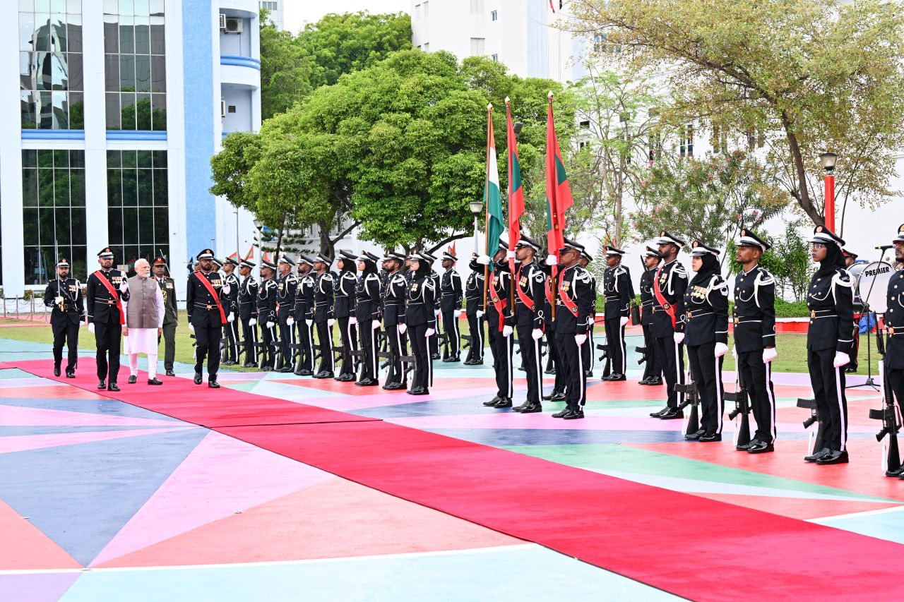 ފޮޓޯ: އިންޑިއާގެ ބޮޑުވަޒީރު މޯދީއަށް ރަސްމީގޮތުން މަރުހަބާ ދެންނެވުން 
