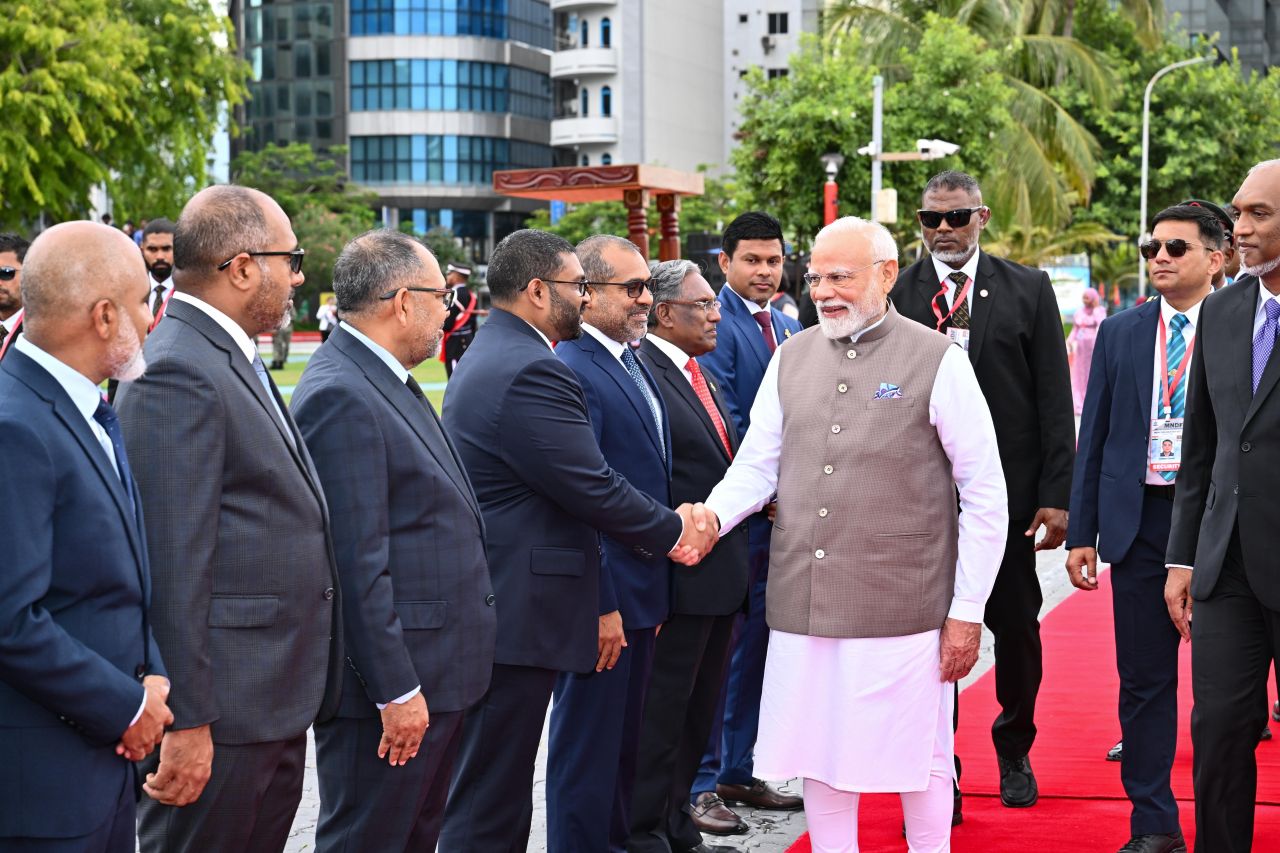 ފޮޓޯ: އިންޑިއާގެ ބޮޑުވަޒީރު މޯދީއަށް ރަސްމީގޮތުން މަރުހަބާ ދެންނެވުން 