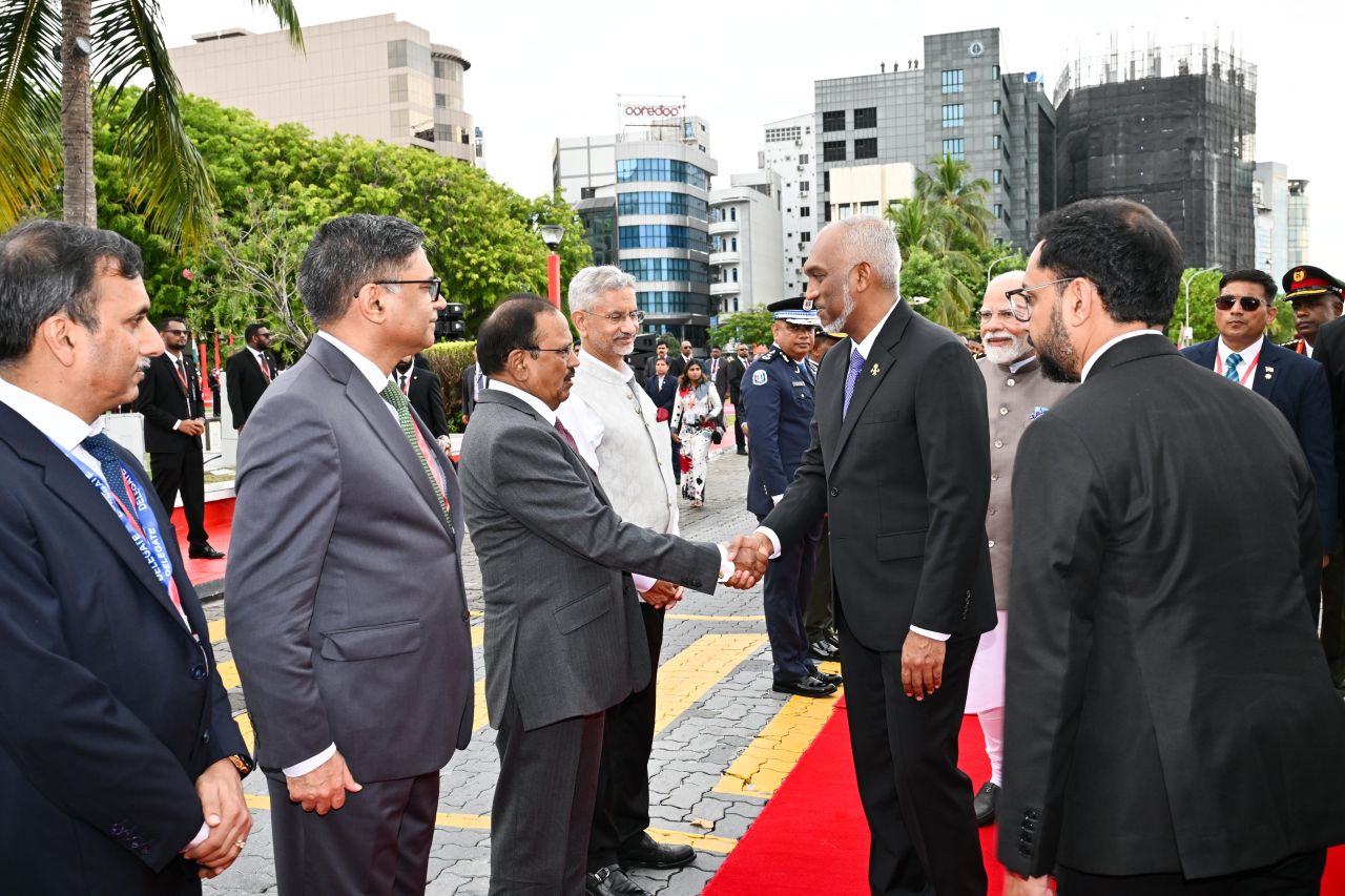 ފޮޓޯ: އިންޑިއާގެ ބޮޑުވަޒީރު މޯދީއަށް ރަސްމީގޮތުން މަރުހަބާ ދެންނެވުން 