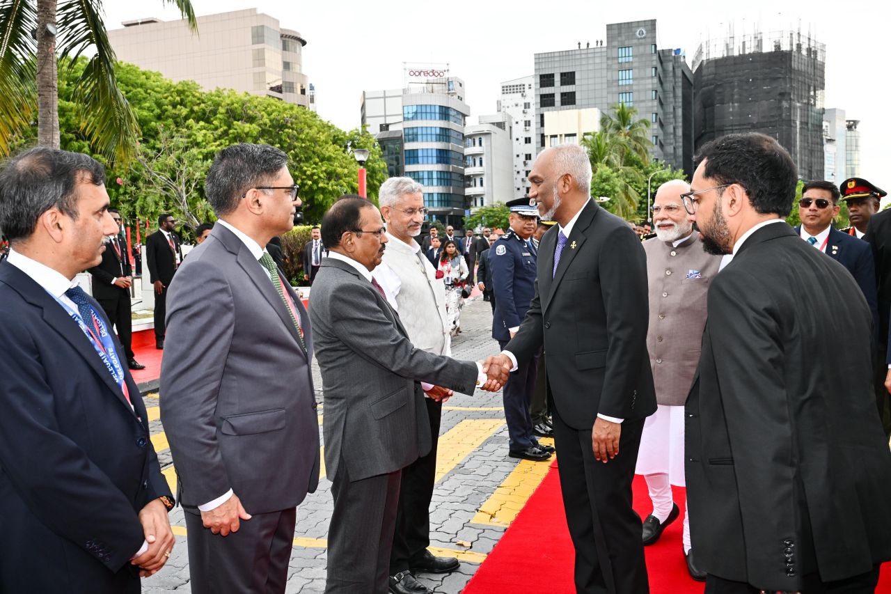 ފޮޓޯ: އިންޑިއާގެ ބޮޑުވަޒީރު މޯދީއަށް ރަސްމީގޮތުން މަރުހަބާ ދެންނެވުން 