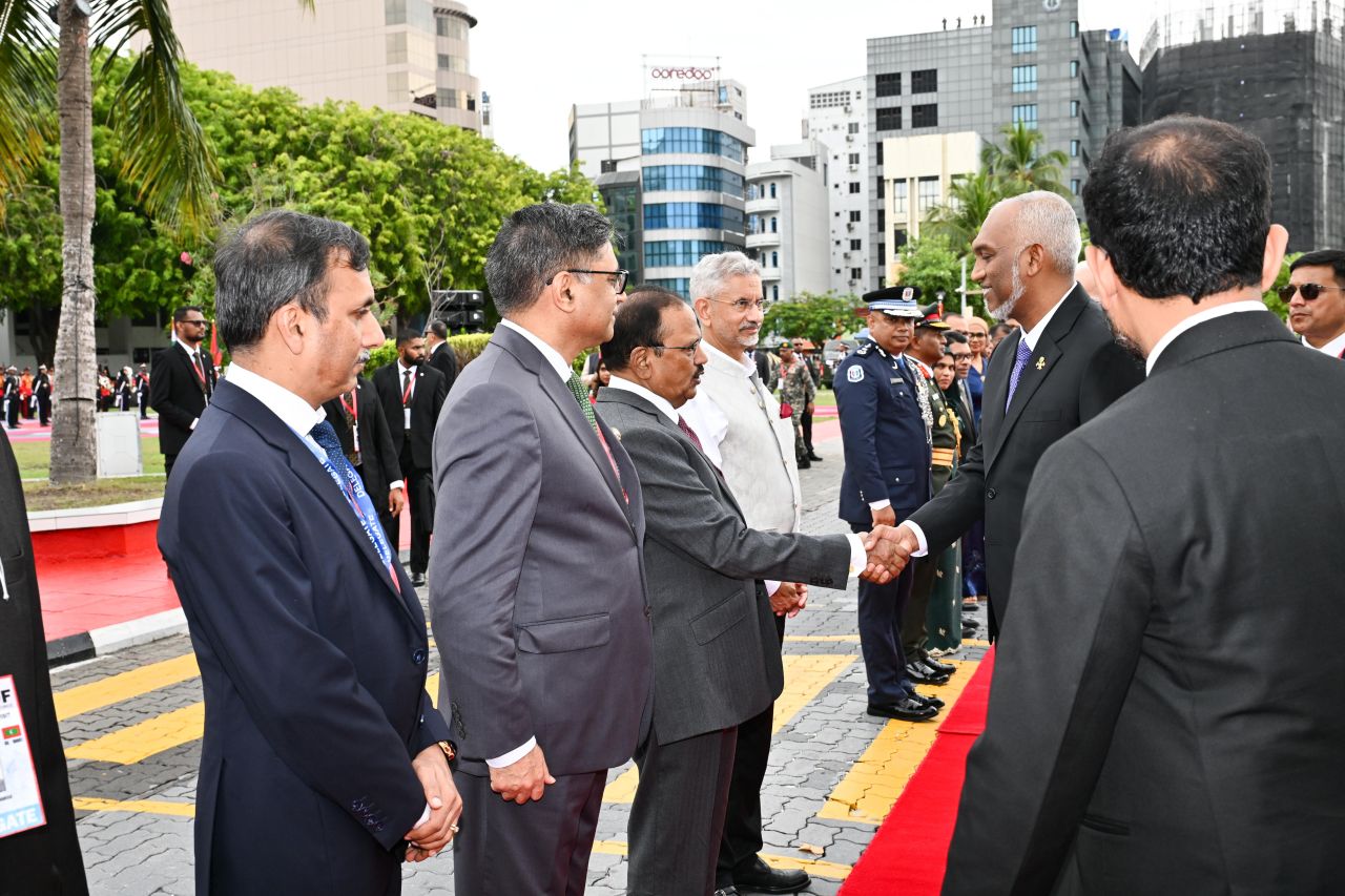 ފޮޓޯ: އިންޑިއާގެ ބޮޑުވަޒީރު މޯދީއަށް ރަސްމީގޮތުން މަރުހަބާ ދެންނެވުން 