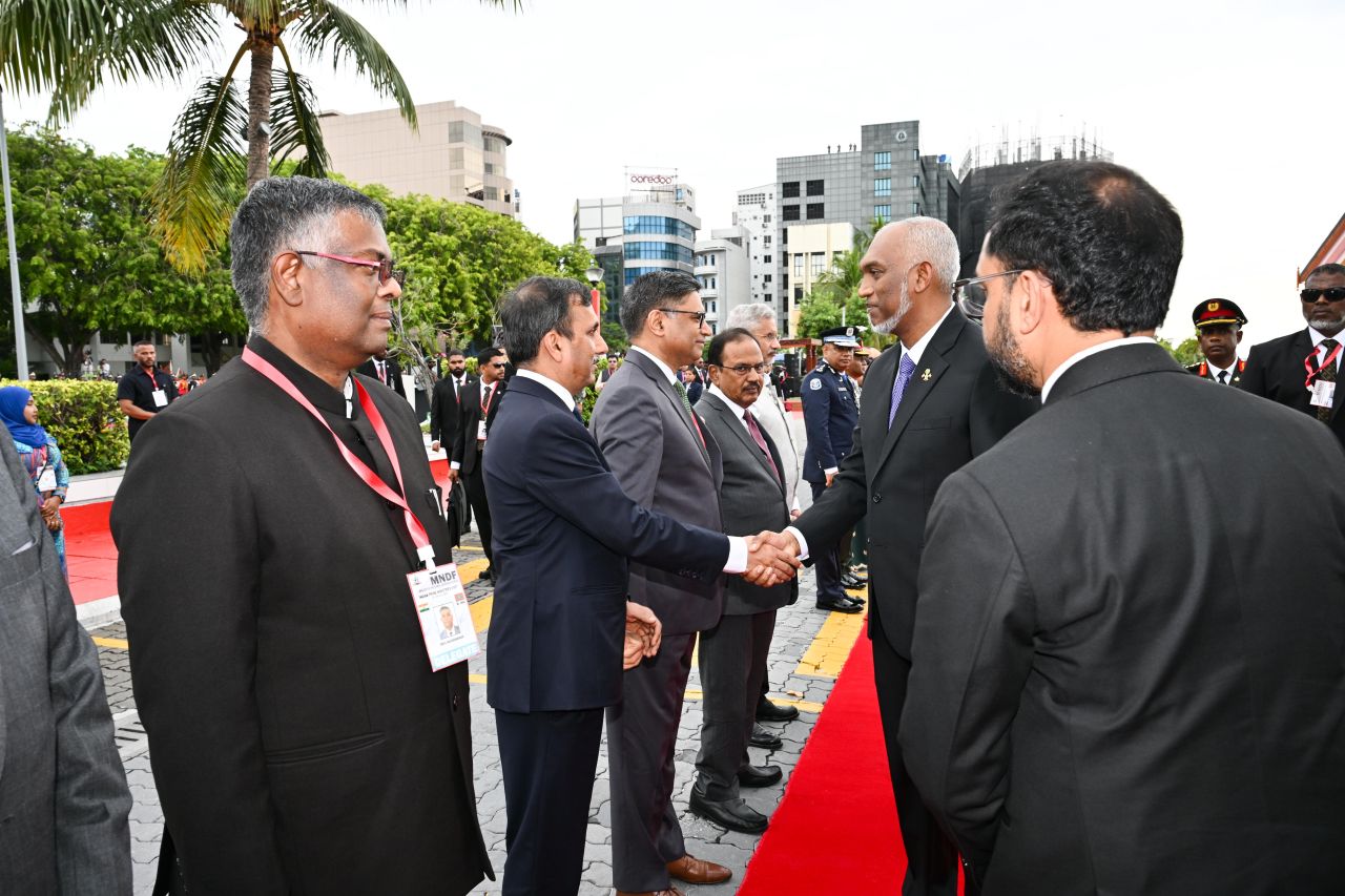 ފޮޓޯ: އިންޑިއާގެ ބޮޑުވަޒީރު މޯދީއަށް ރަސްމީގޮތުން މަރުހަބާ ދެންނެވުން 