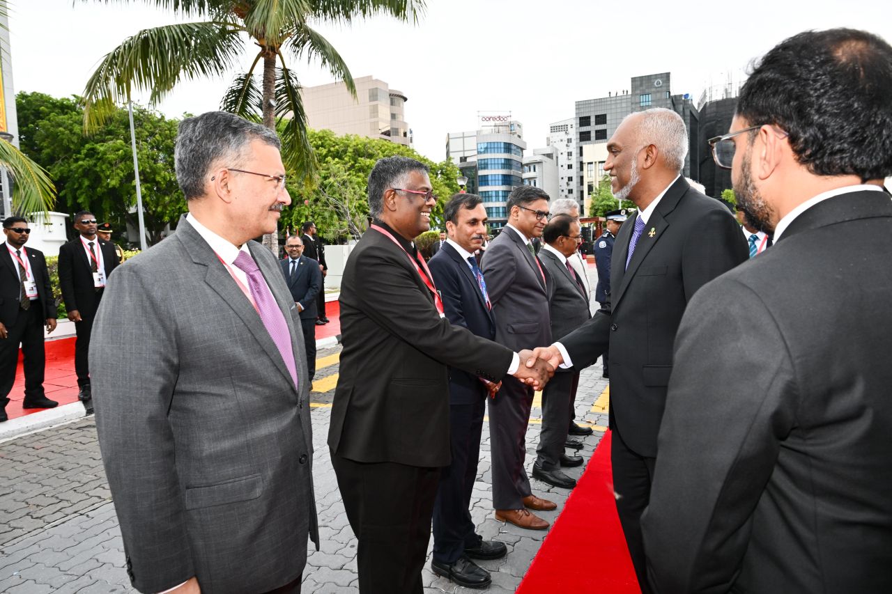 ފޮޓޯ: އިންޑިއާގެ ބޮޑުވަޒީރު މޯދީއަށް ރަސްމީގޮތުން މަރުހަބާ ދެންނެވުން 