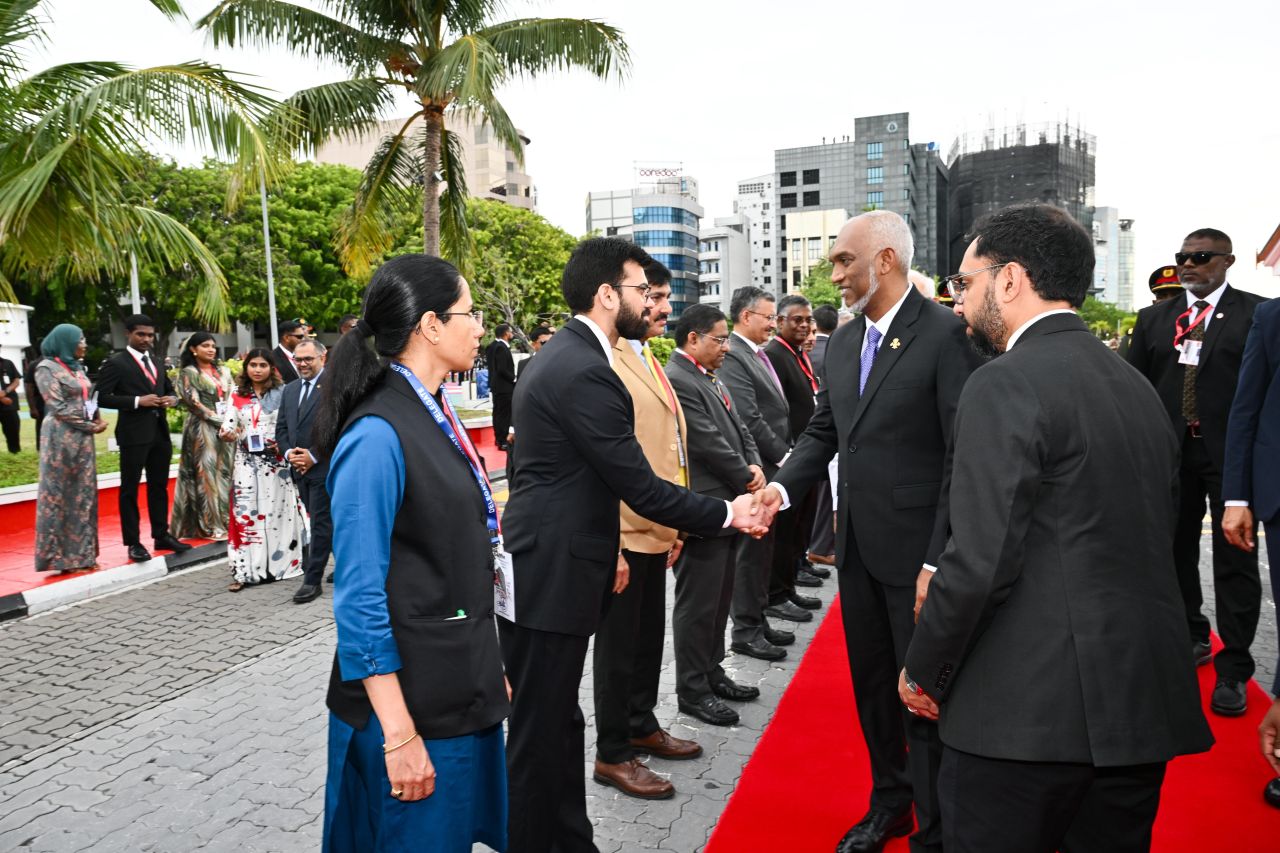 ފޮޓޯ: އިންޑިއާގެ ބޮޑުވަޒީރު މޯދީއަށް ރަސްމީގޮތުން މަރުހަބާ ދެންނެވުން 
