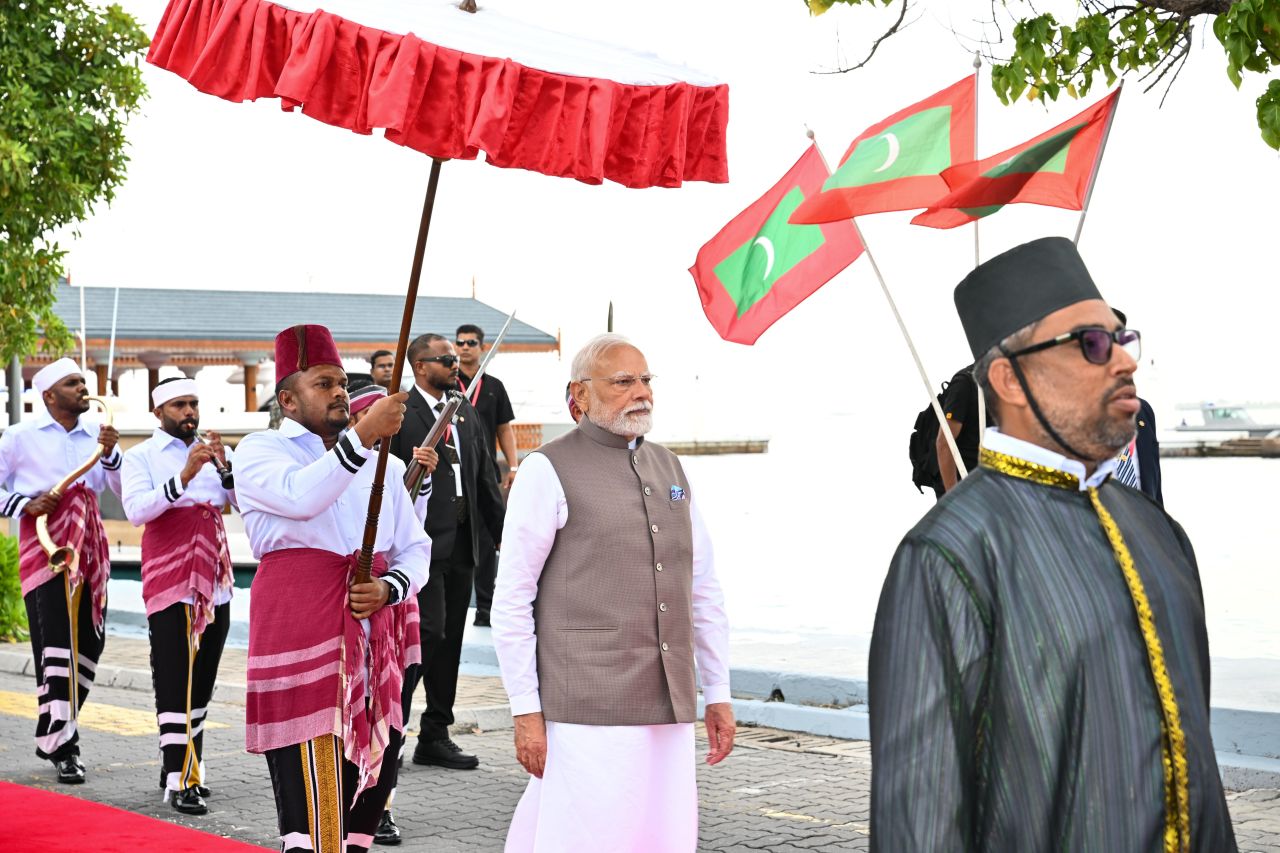 ފޮޓޯ: އިންޑިއާގެ ބޮޑުވަޒީރު މޯދީއަށް ރަސްމީގޮތުން މަރުހަބާ ދެންނެވުން 