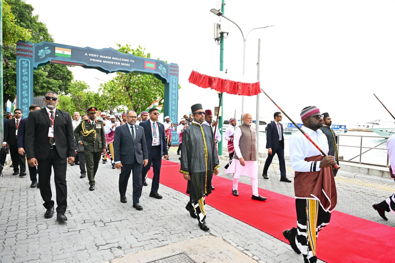 ފޮޓޯ: އިންޑިއާގެ ބޮޑުވަޒީރު މޯދީއަށް ރަސްމީގޮތުން މަރުހަބާ ދެންނެވުން 