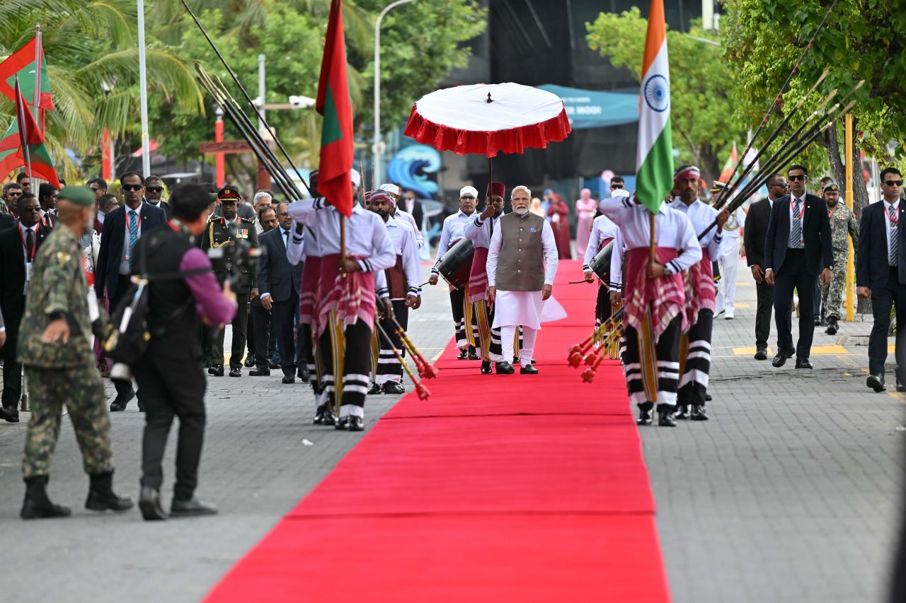 ފޮޓޯ: އިންޑިއާގެ ބޮޑުވަޒީރު މޯދީއަށް ރަސްމީގޮތުން މަރުހަބާ ދެންނެވުން 