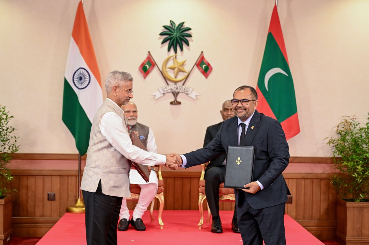 ފޮޓޯ: ރާއްޖެ އާއި އިންޑިއާއާ ދެމެދު މުހިންމު އަށް އެއްބަސްވުމެއްގައި ސޮއިކުރުން 