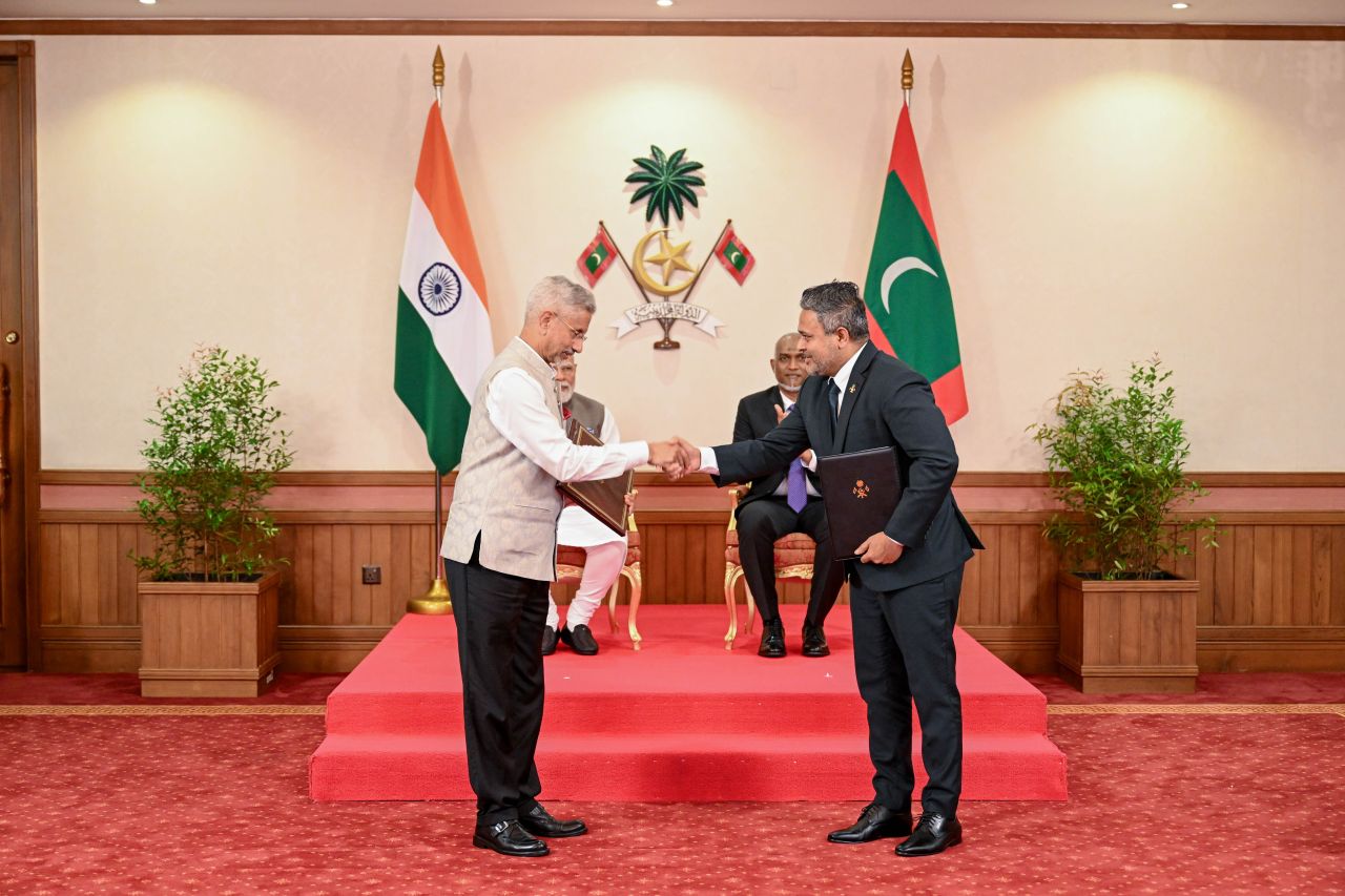 ފޮޓޯ: ރާއްޖެ އާއި އިންޑިއާއާ ދެމެދު މުހިންމު އަށް އެއްބަސްވުމެއްގައި ސޮއިކުރުން 