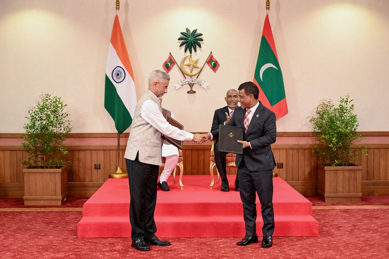 ފޮޓޯ: ރާއްޖެ އާއި އިންޑިއާއާ ދެމެދު މުހިންމު އަށް އެއްބަސްވުމެއްގައި ސޮއިކުރުން 