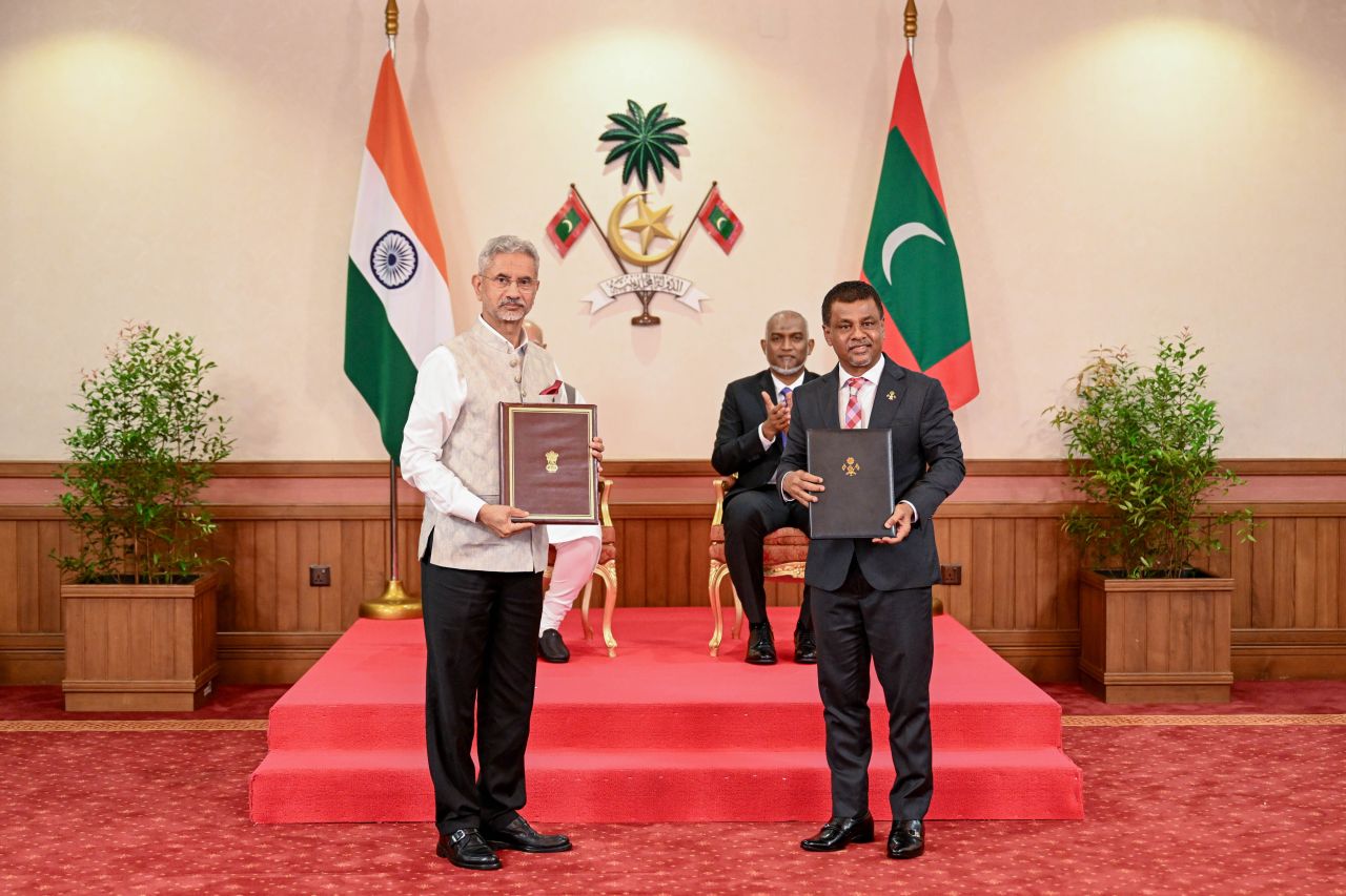 ފޮޓޯ: ރާއްޖެ އާއި އިންޑިއާއާ ދެމެދު މުހިންމު އަށް އެއްބަސްވުމެއްގައި ސޮއިކުރުން 