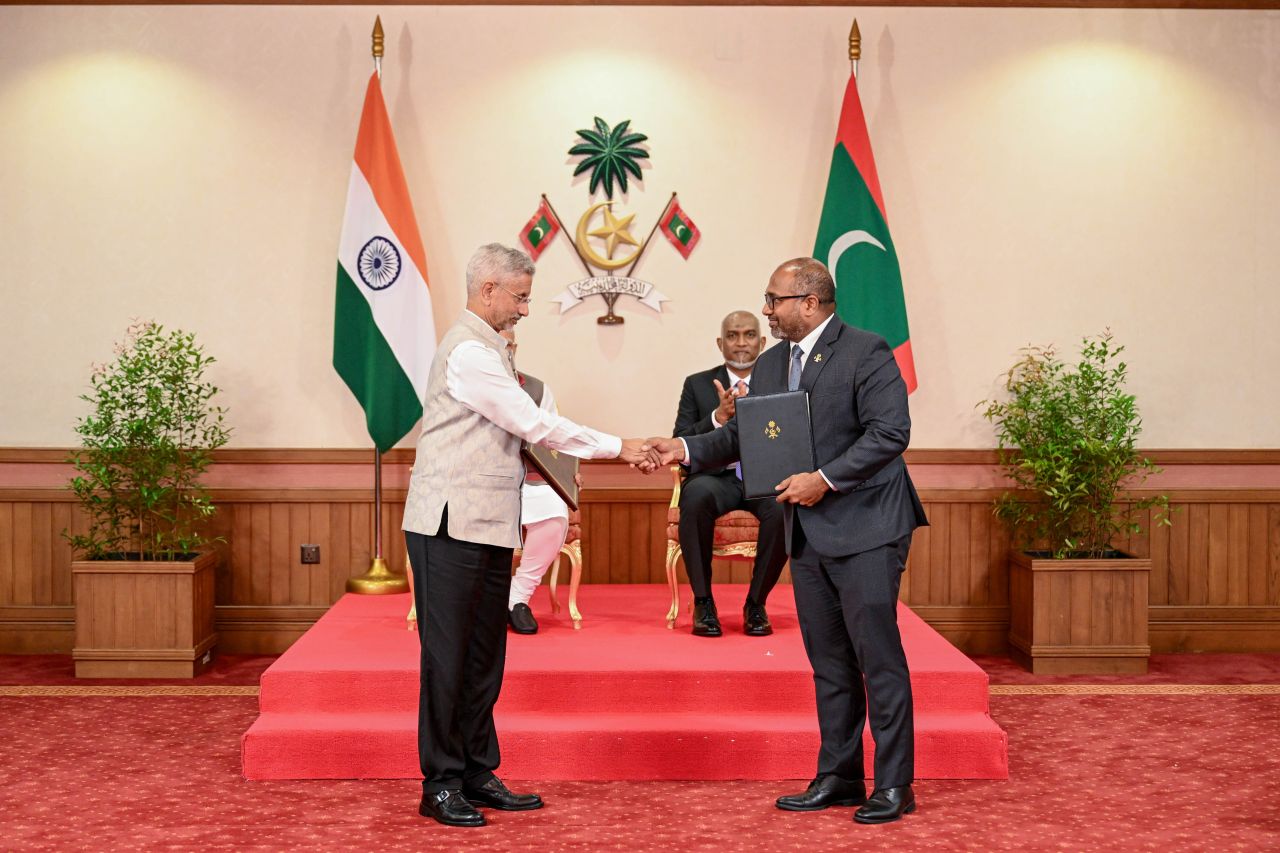 ފޮޓޯ: ރާއްޖެ އާއި އިންޑިއާއާ ދެމެދު މުހިންމު އަށް އެއްބަސްވުމެއްގައި ސޮއިކުރުން 