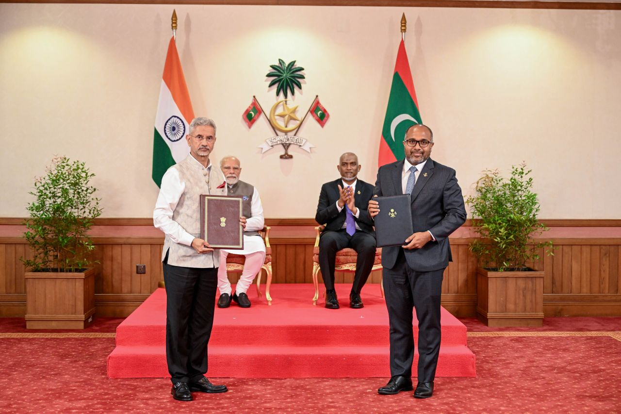 ފޮޓޯ: ރާއްޖެ އާއި އިންޑިއާއާ ދެމެދު މުހިންމު އަށް އެއްބަސްވުމެއްގައި ސޮއިކުރުން 