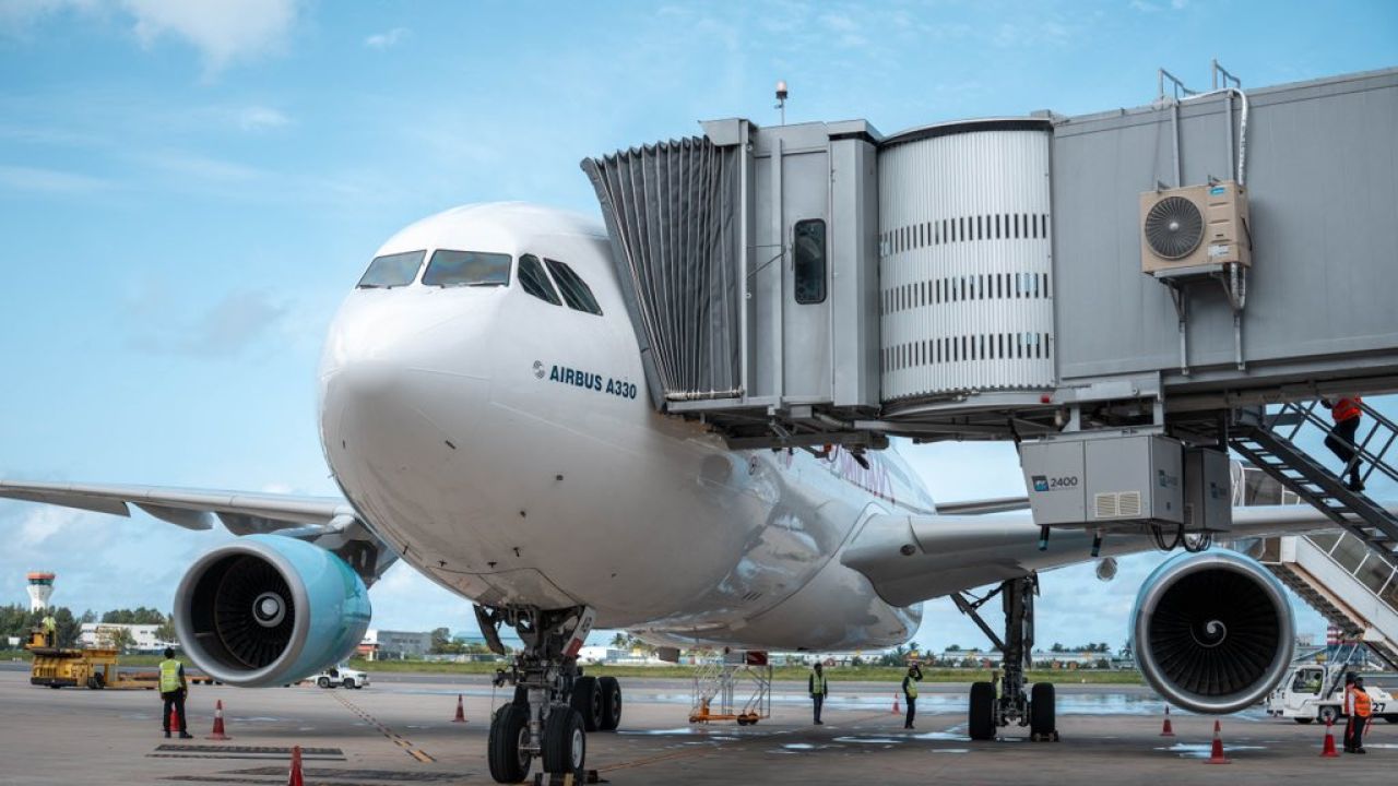 VIA ge aa terminal inn furathama hidhumaiy dhinee Cochin inn Raajje ai Maldivian ge flight akah 