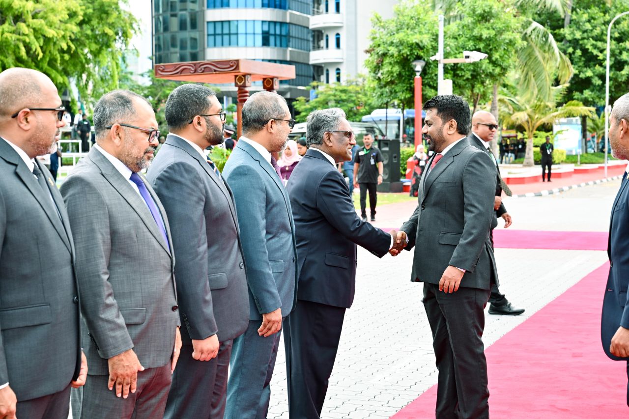 ފޮޓޯ: ލަންކާގެ ރައީސް ޑިސަނަޔެކެއަށް ރަސްމީގޮތުން މަރުހަބާ ދަންނެވުން