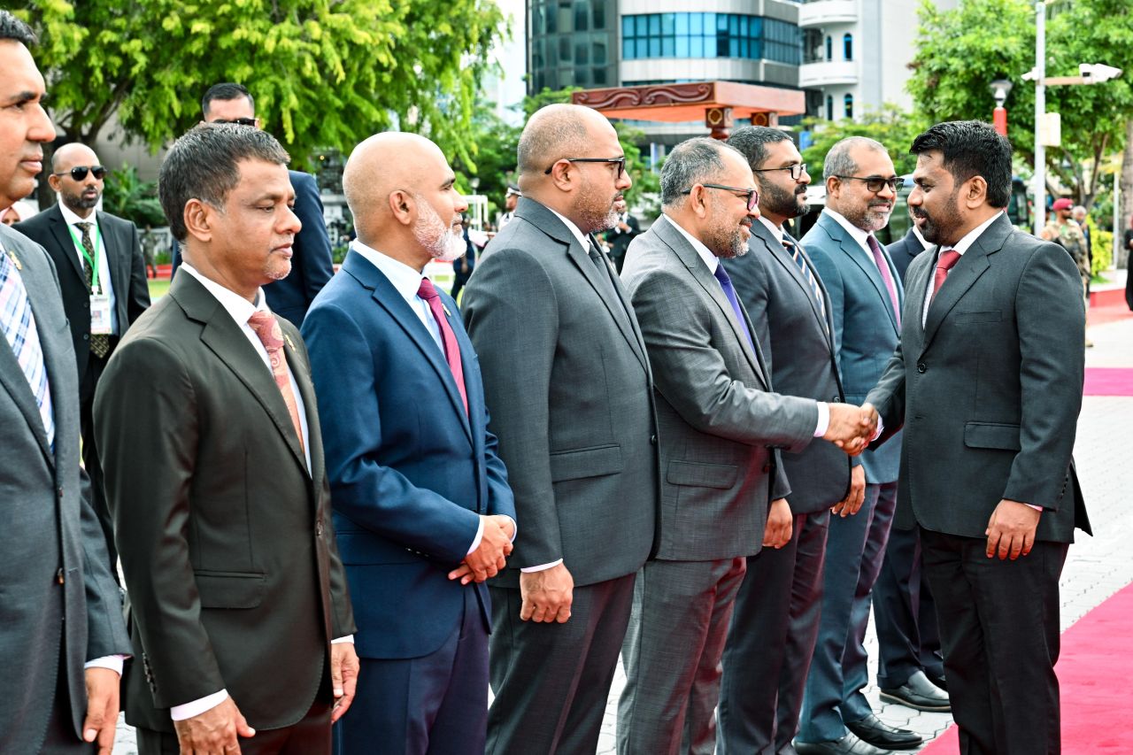 ފޮޓޯ: ލަންކާގެ ރައީސް ޑިސަނަޔެކެއަށް ރަސްމީގޮތުން މަރުހަބާ ދަންނެވުން